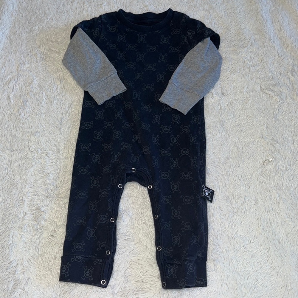 Nununu baby 6-12 month black gray skull footie/ sleeper ☠️